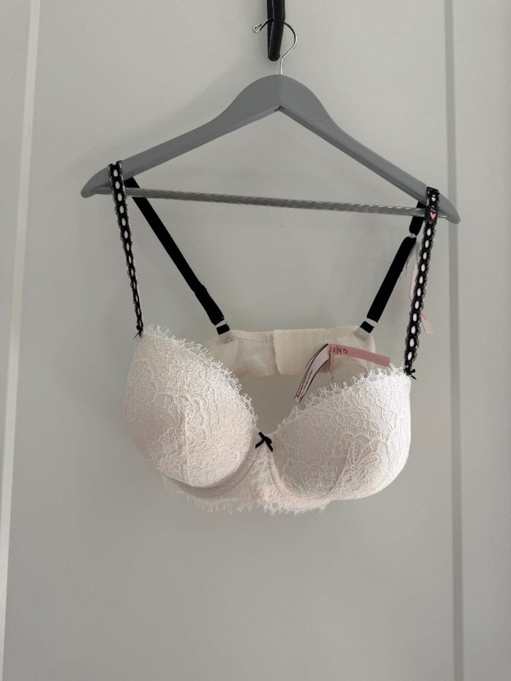Victoria's Secret White with Black Trim Lace Bra 38 DD NWT